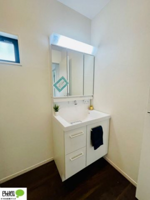 洗面台・洗面所　施工例写真：洗面室に小窓があり、カビ予防にも。大きな鏡で見やすい洗面化粧台です