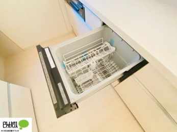 キッチン　施工例写真：食事の後の片付けが楽になる、食器洗い乾燥機付き。