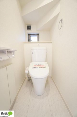 トイレ　施工例写真：清潔な洗浄機能付き温水シャワートイレ