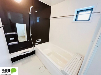 洗面台・洗面所　施工例写真：シャワー付き三面鏡洗面台。便利な収納棚でタオルや小物がスッキリ。