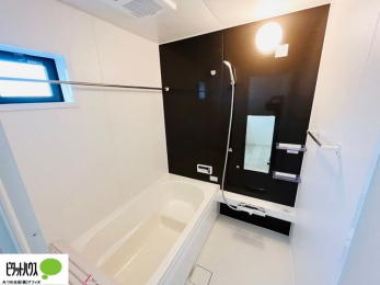 洗面台・洗面所　施工例写真：シャワー付き三面鏡洗面台。便利な収納棚でタオルや小物がスッキリ。