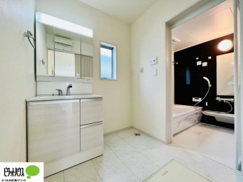洗面台・洗面所　施工例写真：大きな鏡で見やすい洗面化粧台