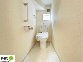 トイレ　施工例写真：清潔感のある真っ白なトイレ
