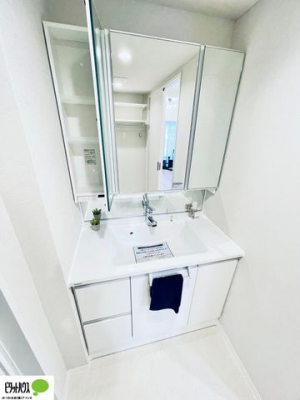 洗面台・洗面所　大きな鏡で見やすい洗面化粧台