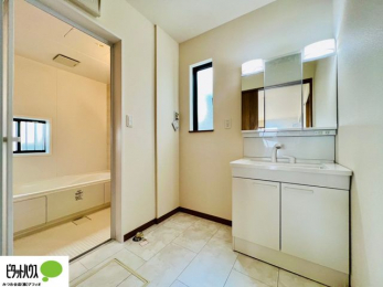 洗面台・洗面所　施工例写真　使い勝手のいい三面鏡。24時間換気の換気扇と窓があり清潔感のある洗面室です。