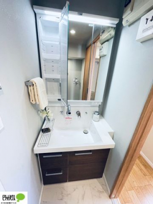 洗面台・洗面所　使い勝手のいい三面鏡。24時間換気の換気扇と窓があり清潔感のある洗面室です。