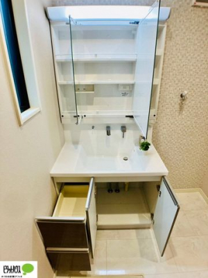 洗面台・洗面所　施工例写真：大きな鏡で見やすい洗面化粧台