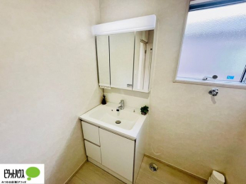 洗面台・洗面所　洗面室に小窓があり、カビ予防にも。大きな鏡で見やすい洗面化粧台です