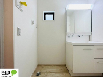 洗面台・洗面所　施工例写真：洗面室に小窓があり、カビ予防にも。大きな鏡で見やすい洗面化粧台です
