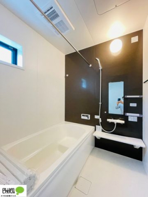 浴室　施工例写真　広々バスルームで一日の疲れをゆっくり癒せます。