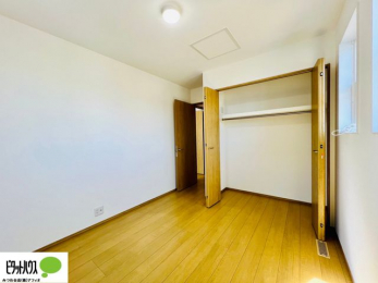 収納　それぞれのお部屋に収納スペースがあるのでプライベートな荷物も身近に置くことができます。