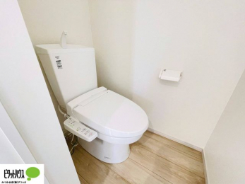 トイレ　施工例写真：トイレが2か所で、家族どうしトイレのタイミングが重なった時や来客の際にも安心です。