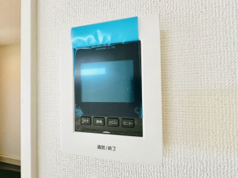 ̑@{Hʐ^@ԂSTVj^[tC^[z֏㕔͐ɂȂĂ薾邢z˂܂