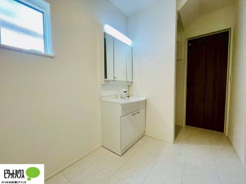 ʑEʏ@{Hʐ^@Oʋ̗AVNȂǑ[ALXƂʉϑłB