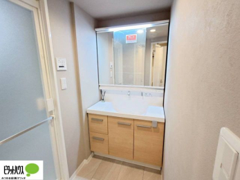 ʑEʏ@V[tOʋʑB㕔ɂ[Xy[XAXbLЕt܂