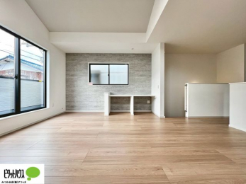 ̑@rO͉ƑōLXƉ߂18BLb`烊rOʂāAq̗lq΂B