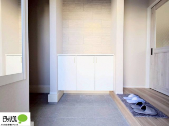 ց@V[tOʋʑB㕔ɂ[Xy[XAXbLЕt܂