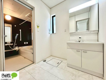 ʑEʏ@{Hʐ^@Oʋ̗AVNȂǑ[ALXƂʉϑłB