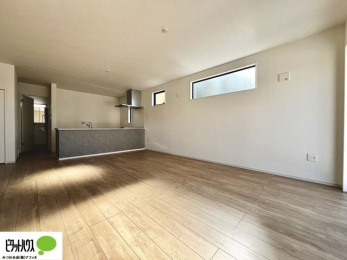 ̑@rO͉ƑōLXƉ߂20BLb`烊rOʂāAql̗lq΂B