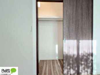 ���[�@�N���[�[�b�g�́A�����E���s��������A��̒����ߗނ����N���N���[�\�ł�