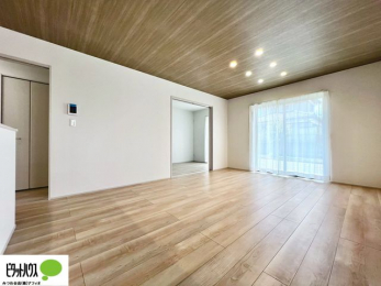 ̑@rO͉ƑōLXƉ߂16BLb`烊rOʂāAq̗lq΂B