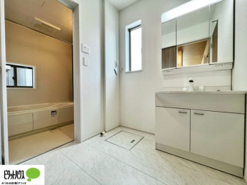 ʑEʏ@ʏɎ[Xy[X݂܂B^IAXgbN܂ȂǉƑ̂ŃlɃXy[XƏd󂵂܂B