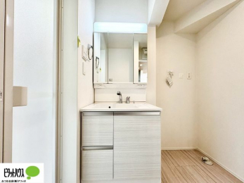 ʑEʏ@V[tOʋʑB㕔ɂ[Xy[XAXbLЕt܂