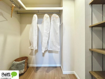 ���[�@�傫�ȃE�H�[�N�C���N���[�[�b�g�ɂ́A�G�ߕ��̈ߗނȂǂ܂Ƃ߂Ď��[�ł��A���������L���g���܂��B