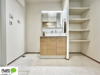 ʑEʏ@ʏɎ[Xy[X݂܂B^IAXgbN܂ȂǉƑ̂ŃlɃXy[XƏd󂵂܂B