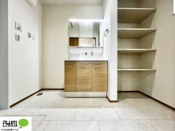 ʑEʏ@ʏɎ[Xy[X݂܂B^IAXgbN܂ȂǉƑ̂ŃlɃXy[XƏd󂵂܂B