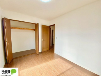 ���[�@�N���[�[�b�g�́A�����E���s��������A��̒����ߗނ����N���N���[�\�ł�