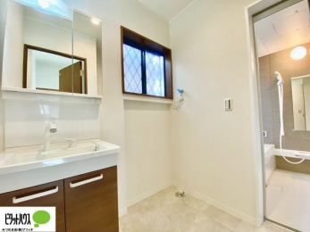 ���̑��@���C�h�݌v�̐��ʏ��͎��[��u������A�傫������@���]�T�Őݒu�ł��܂�