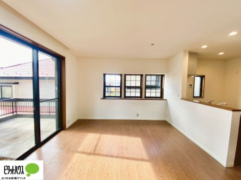 ���r���O�@�傫�ȑ��̂��郊�r���O�͖��邭�A���ʂ����ǂ��A�Ƒ��݂�Ȃ̏΂����������n��܂�