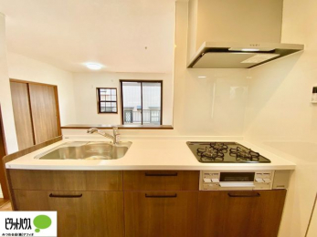 �L�b�`���@�l�C�̃J�E���^�[�L�b�`������́A���r���O�ɂ��邲�Ƒ��̗l�q���f���܂�