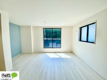 rO@2KrỎƁI菭ڐ̌iF̂ЂƂƂ^Ă܂B