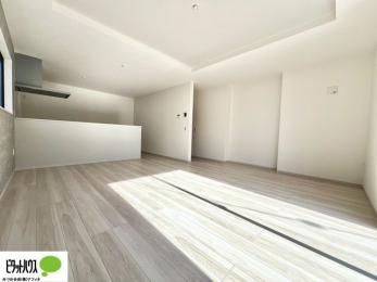 �@���r���O18.7���B�Ƒ������R�ɏW�܂�L����