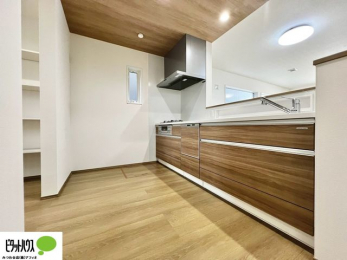 �L�b�`���@�{�H��ʐ^�F�l�C�̃J�E���^�[�L�b�`������́A���r���O�ɂ��邲�Ƒ��̗l�q���f���܂�