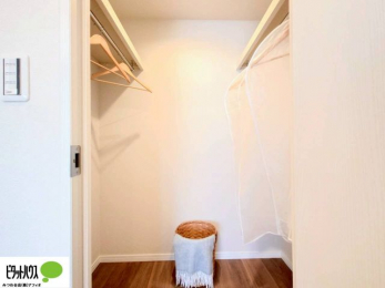 �Q���@�傫�ȃE�H�[�N�C���N���[�[�b�g�ɂ́A�G�ߕ��̈ߗނȂǂ܂Ƃ߂Ď��[�ł��A���������L���g���܂�