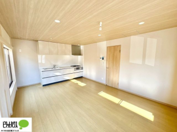 ���r���O�@���R�����������ޒg���ȃ��r���O�B��������ɂ͓Ǐ��₨���Q�ł����Ȃ���̂�т�Ɖ߂����ЂƎ����B