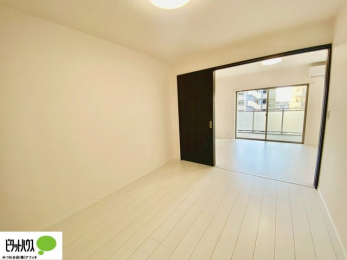 ���̑����ρ@���r���O���ɂ͗m�����B�h�A���J���āA����ɍL����Ԃɂ��邱�Ƃ��\�ł��B