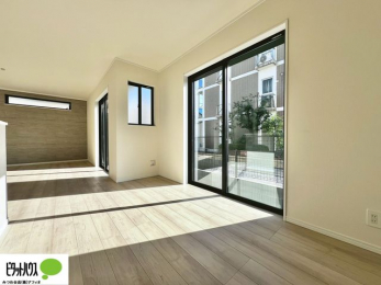 ���̑��@�傫�ȑ�����ۓI�ȃ��r���O�́A�������邢��C�ɂ��Ă���܂��ˁB