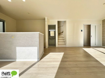 ���̑��@���R�ƉƑ��̊炪���킹����l�C�̃��r���O�C���K�i�B