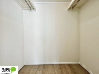 ���[�@�傫�ȃE�H�[�N�C���N���[�[�b�g�ɂ́A�G�ߕ��̈ߗނȂǂ܂Ƃ߂Ď��[�ł��A���������L���g���܂��B