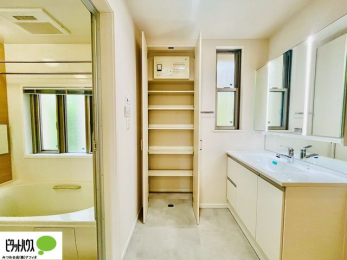 ʑEʏ@ʏɎ[Xy[X݂܂B^IAXgbN܂ȂǉƑ̂ŃlɃXy[XƏd󂵂܂B