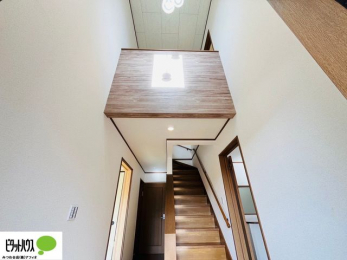 ̑@֏㕔͐ɂȂĂ薾邢z˂܂