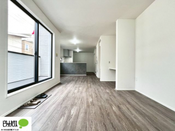 rO@2KrỎƁI菭ڐ̌iF̂ЂƂƂ^Ă܂B