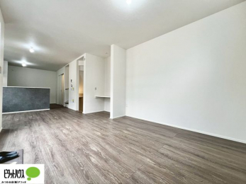 ̑@rO͉ƑōLXƉ߂17.9BLb`烊rOʂāAql̗lq΂B