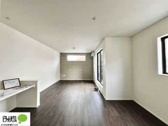 rO@2KrỎƁI菭ڐ̌iF̂ЂƂƂ^Ă܂B