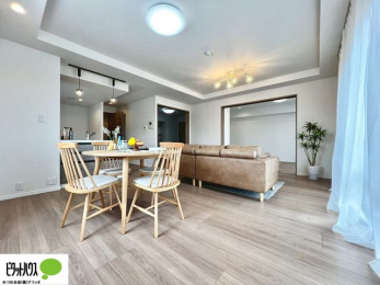 rO@rO͉ƑōLXƉ߂19BLb`烊rOʂāAq̗lq΂B