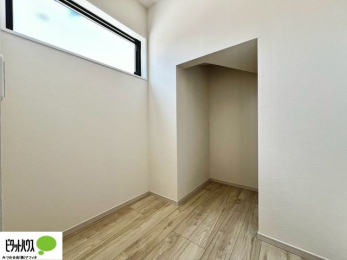 ʑEʏ@ʏɎ[Xy[X݂܂B^IAXgbN܂ȂǉƑ̂ŃlɃXy[XƏd󂵂܂B